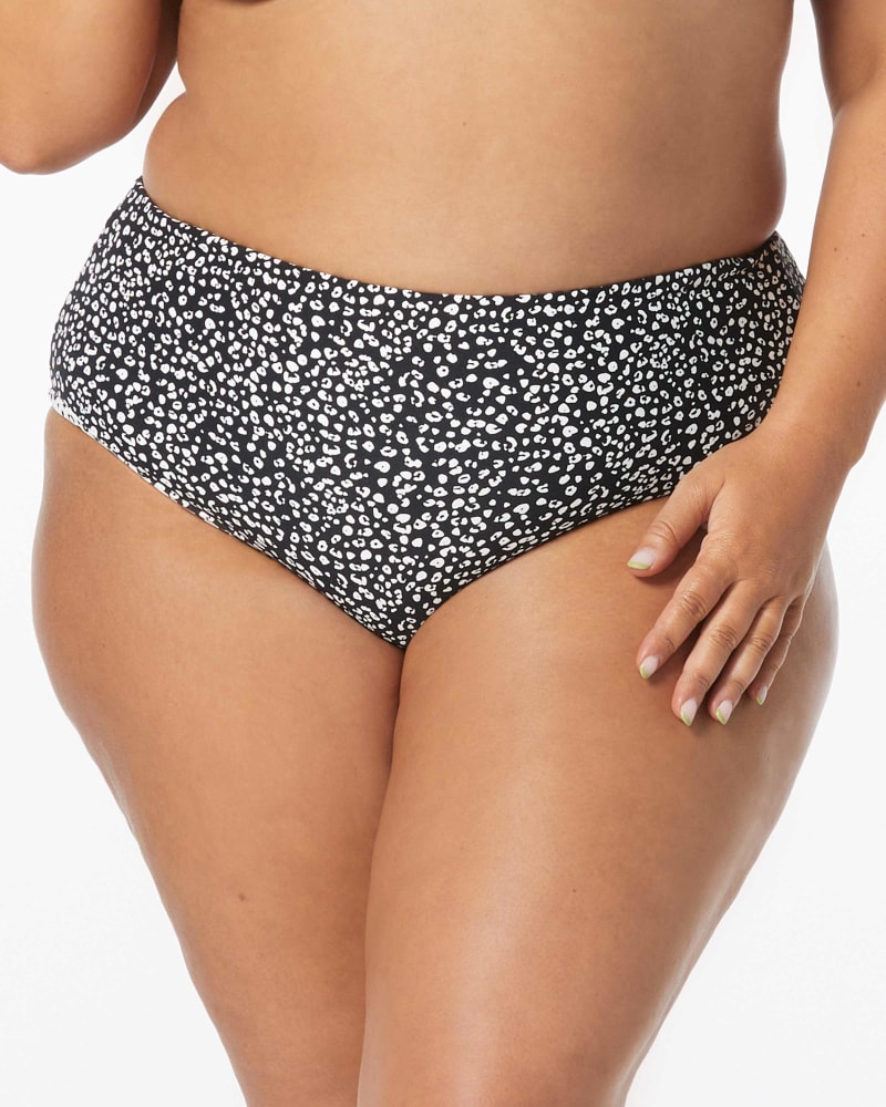 Front of a model wearing a size L VERSO BOTTOM in CAST-BLACK by Coco Reef. | dia_product_style_image_id:333139